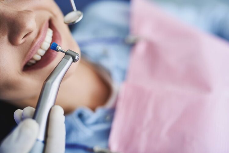 Ablauf einer Professionellen Zahnreinigung bei Zahnarzt Gießen - Zahnzentrum Dr. Röder & Kollegen