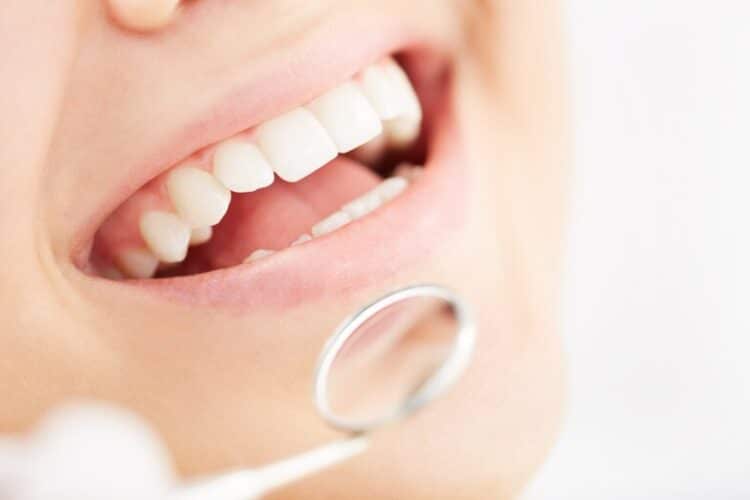 Parodontologie im Zahnzentrum Gießen - Rechtzeitige Parodontose-Behandlung beugt Zahnverlust vor